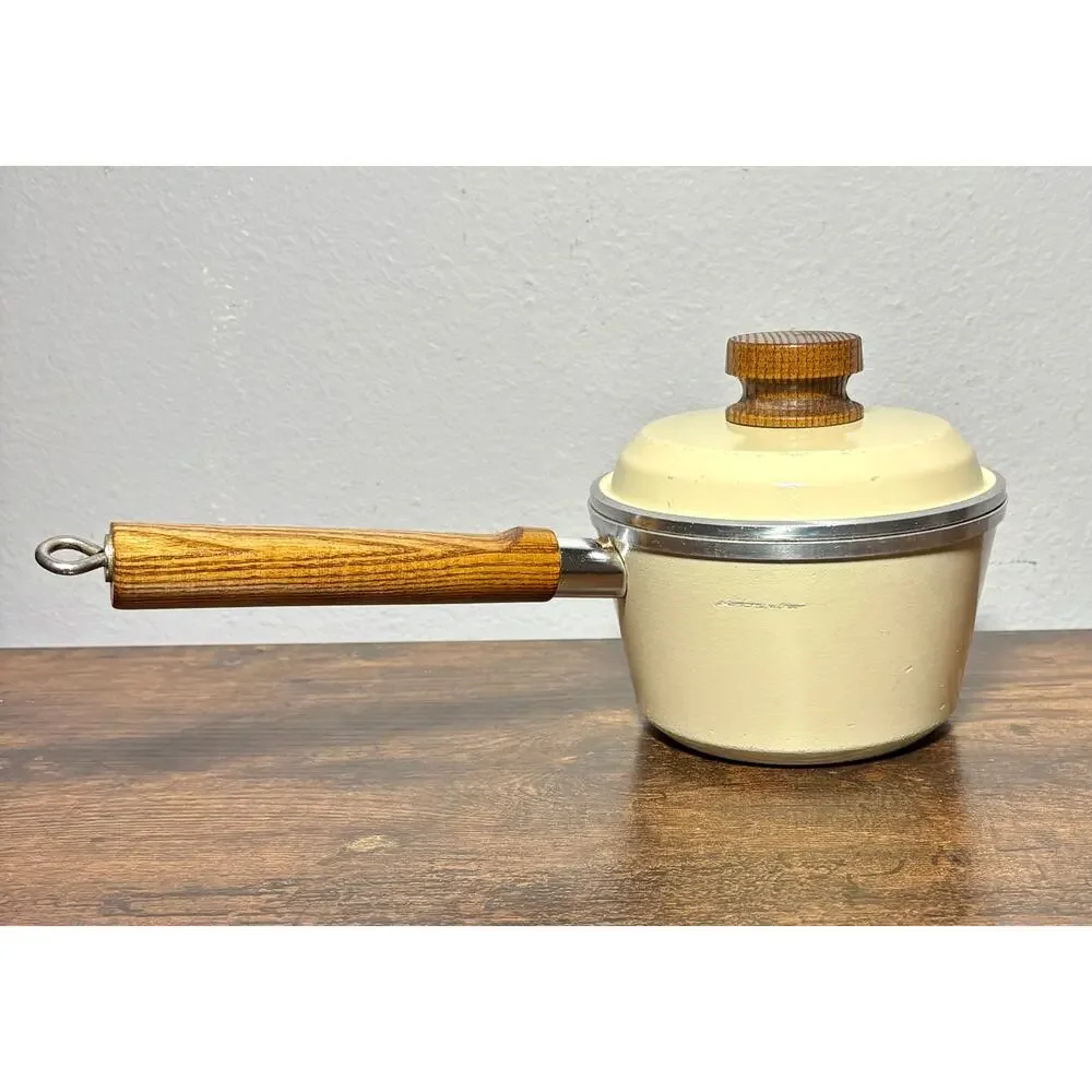 Vintage Club Classic 1 Aluminum 1 Qt Almond Stock Pot with a lid- Wood Handles